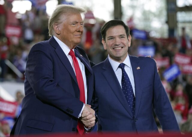 Marco Rubio junto a Donald Trump